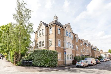 A spacious three bedroom first floor apartment in this convenient location just a short walk from the amenities of Summertown. - Photo 3