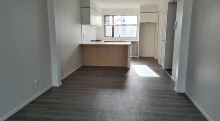 Popular Town House in the City! - Photo 2