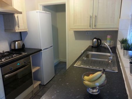 2 Bedroom Flat To Rent in Nottingham - Photo 2