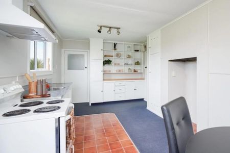 Freshly renovated and ready for new tenants! - Photo 2