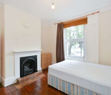 Large five bedroom period house in the popular Chisenhale conservat... - Photo 6