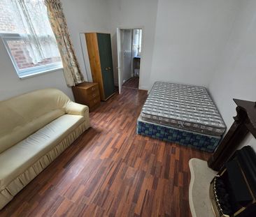 Studio Flat, Sheil Road, L6 - Photo 1