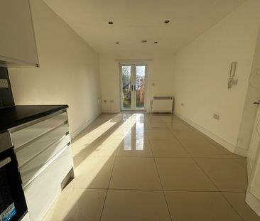 1 Bed Flat, Block, SO15 - Photo 2