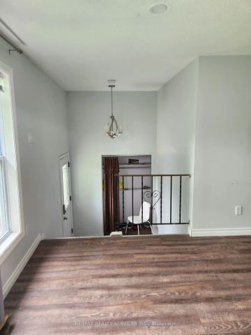 Detached Home For Lease | X8490114 - Photo 5