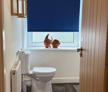 Beautiful Modern Spacious Home close to Train Station Room 6 - Photo 3