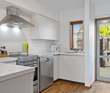 Modern, Sunny 2-Bedroom Townhouse – Prime Location! - Photo 3