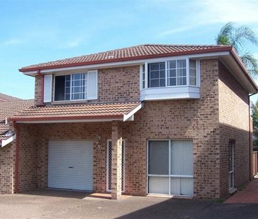 Three bedroom, two bathroom townhouse with single garage - Photo 1