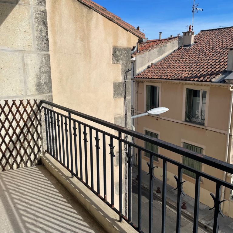 NIMES CHARLEMAGNE/BEAUX ARTS -T3 DE 75 m2 AVEC CLIMATISATION, BALCON CAVE ET PARKING - Photo 1