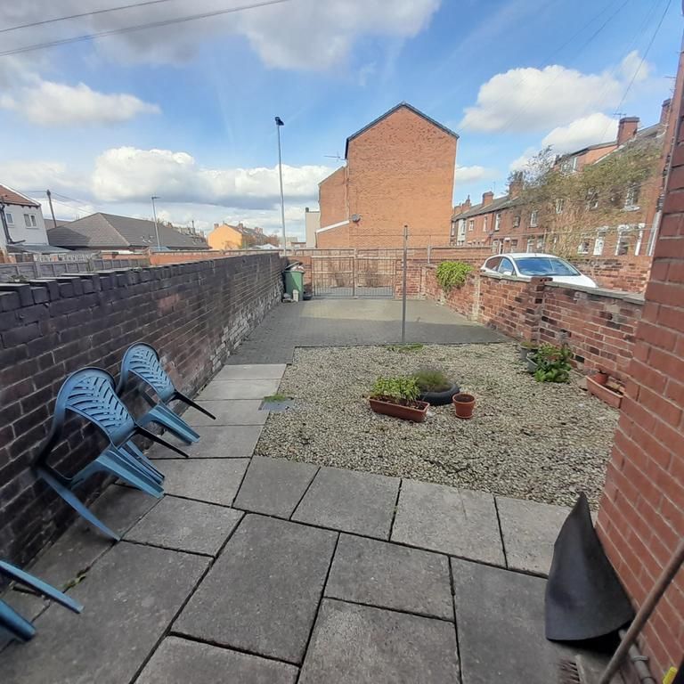1 bedroom in a house share to rent - Photo 1