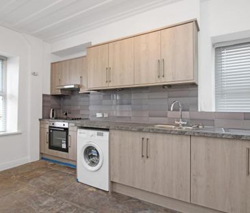 2 bedroom end of terrace house to rent - Photo 2