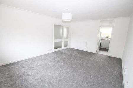 2 bedroom Maisonette to let - Photo 5