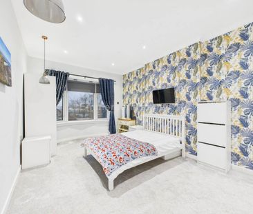 3 bedroom flat to rent - Photo 4