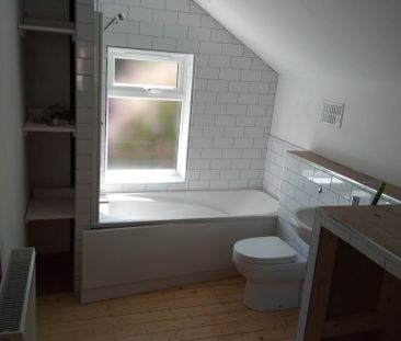 Two Bedroom Terraced House in Immaculate Condition for Rent in cent... - Photo 4