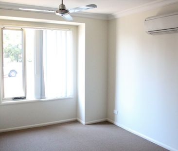 Large Family Home - Air Con - Convenient Location - Photo 6