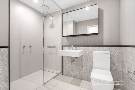 Contemporary Bright and Airy 2 Bedroom Apartment - Photo 4