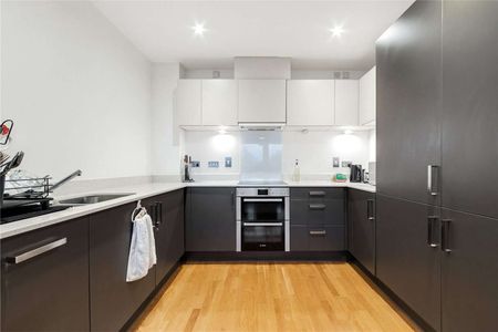 A modern 2 bedroom apartment situated on the fourth floor of the popular VIVO development located in the heart of Stepney Green. - Photo 5