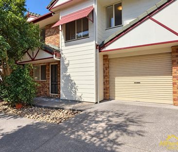 Spacious Three Bedroom Townhouse Moments from Parkland - Photo 6