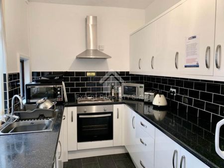 1 bedroom in a house share to rent - Photo 4