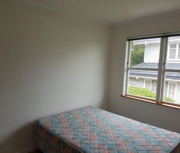 Charming 3-Bedroom Upstairs Apartment with Stunning Views in Remuera - Photo 4