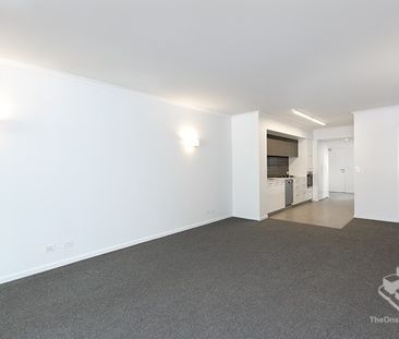 New carpet!!Good Size of 2 bed 2 bath + 1 car space, unit at Edge Apt - Photo 1