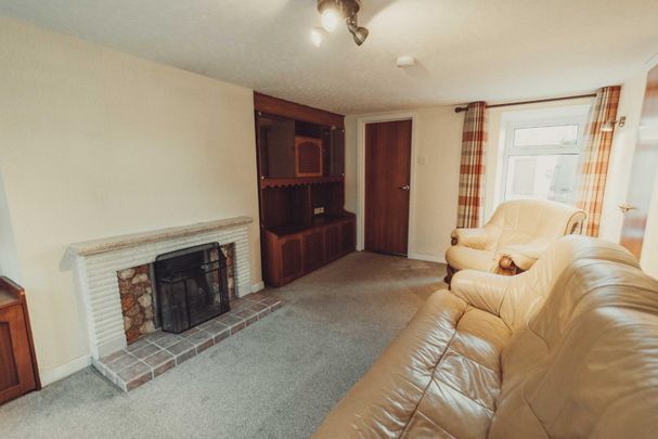 3 Bed Semi-detached House - Photo 1