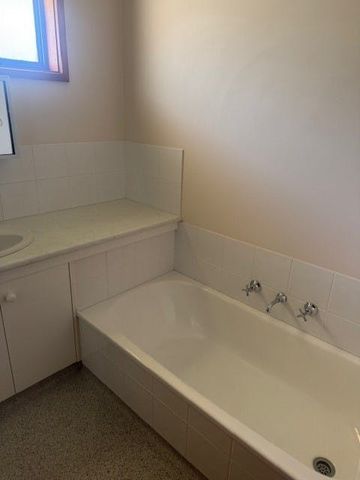 Spacious unit close to CBD - AVAILABLE NOW - Photo 5