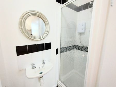 Studio Flat, Hollyshaw Lane, LS15 - Photo 3