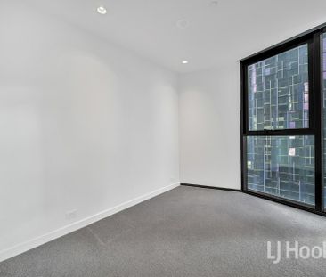 2-Bedroom and 1-Bathroom Lighthouse Apartment in CBD - Photo 3