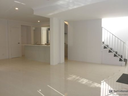 Modern Townhouse in excellent location - Photo 2