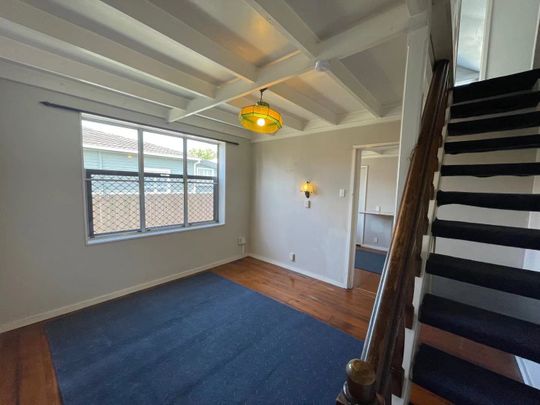 2 bedroom house (optional to rent a 2 bedroom sleepout) - Photo 1