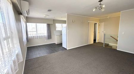 Spacious & Sunny Family 4 bed Home in Prime Te Atatū Peninsula Location - Photo 2