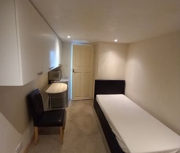 Room in a Shared House, Moore Close, CR4 - Photo 2