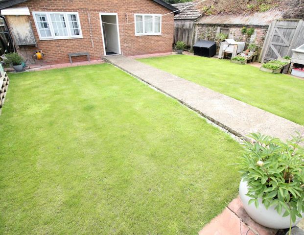 Hanworth Road, Hounslow - Photo 1