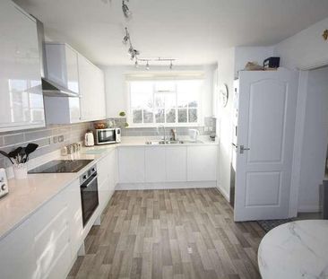 Park Lawn, Farnham Royal, SL2 - Photo 5