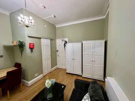 Studio Flat, Castletown Road, W14 - Photo 2