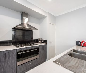 Modern and low maintenance - Photo 5