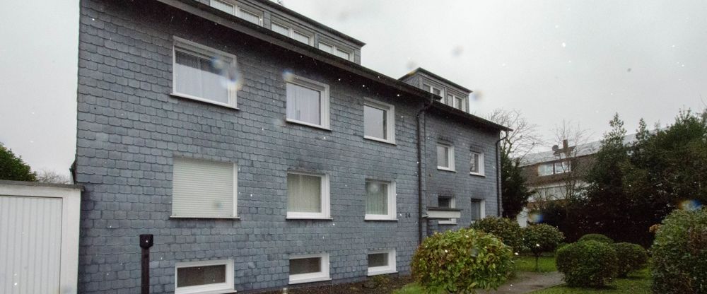 Wohlfühlambiente in ruhiger Lage – Moderne Dachgeschosswohnung mit Terrasse und Klimaanlage - Photo 1