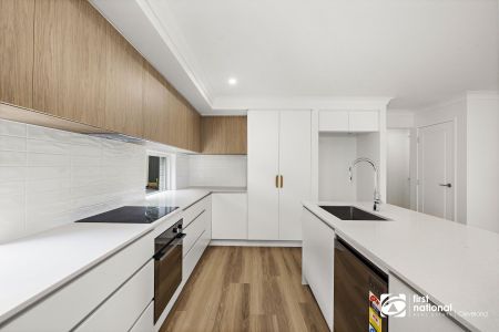 Brand New Coastal Luxury Home - 4 Bed 3 Bath - Walking Distance to Carmel College & Bay View State School - Minutes to Cleveland Rail - Photo 5