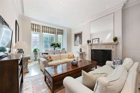 Elegant raised ground floor maisonette in a sought after location with high ceilings and period features, beautifully presented and with use of the garden square. - Photo 2