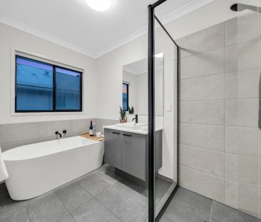 Modern 5-Bedroom Family Home in Prime Location - Photo 5