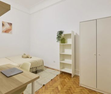 Room in a shared 11-bedroom apartment for rent in Lisbon, suitable ... - Foto 4
