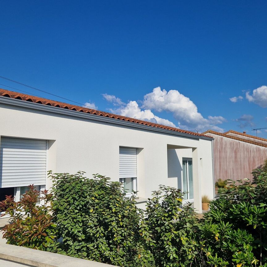 Maison à louer à Royan - 4 pièces, 3 chambres, proche des commodités - Photo 1
