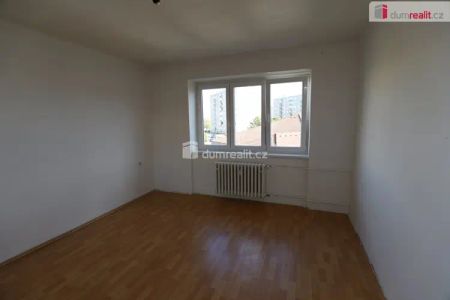 Udržovaný byt 2+1 ve druhém patře cihlové budovy v Ostrově - Photo 5