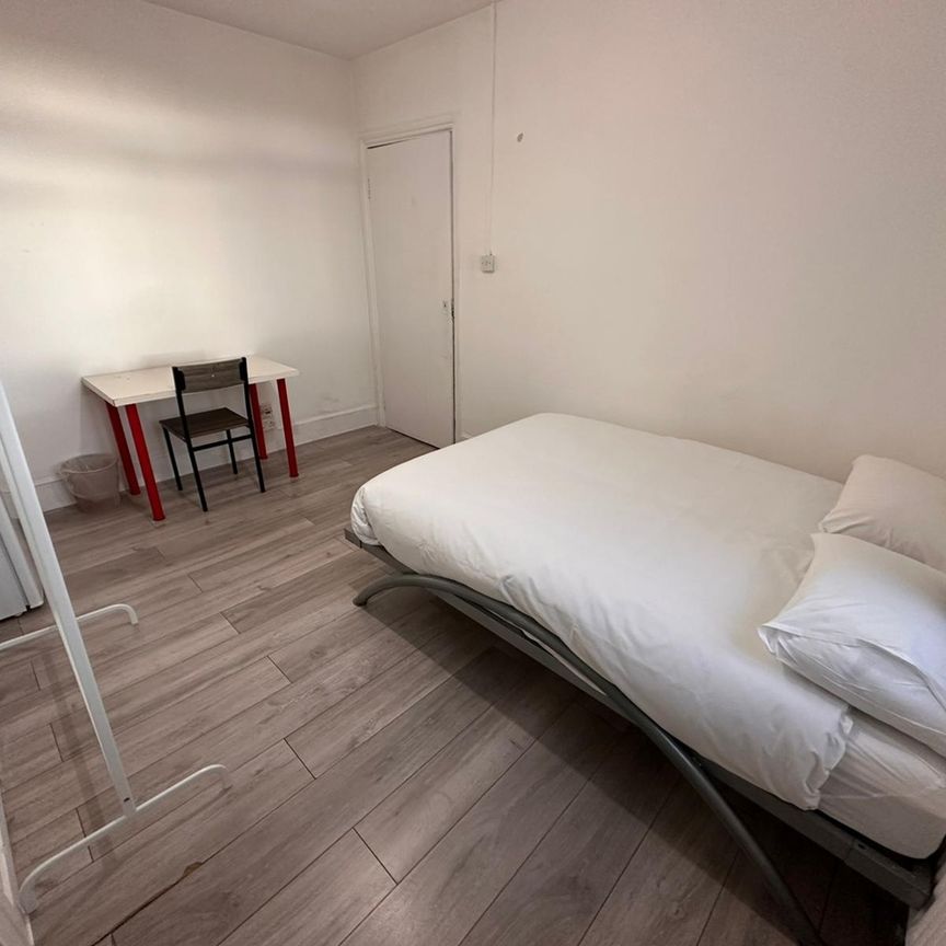 Room in a Shared Flat, Kilburn High Road, NW6 - Photo 1