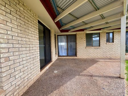 Spacious & Comfortable Brick Home – Perfect for Families or Entertainers - Photo 2