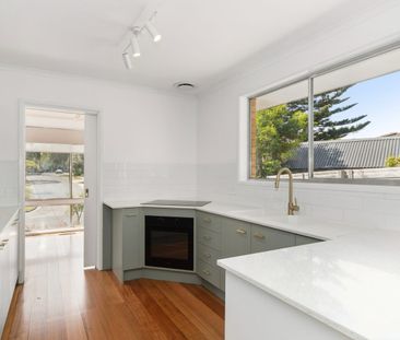 Charming 4 bedroom, 2 bathroom home - Photo 3