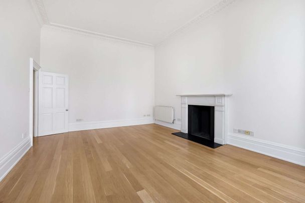 Beautifully Presented Two-Bedroom Period Apartment - Photo 1