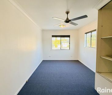 Spacious Family Home, freshly painted with new carpets in a great l... - Photo 5