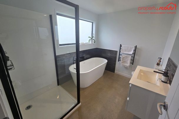 EXPANSIVE garaging and MODERN living - Photo 1