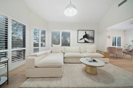 Beautifully Stylish, Modern Family home in Quiet and Leafy Locale - Photo 2